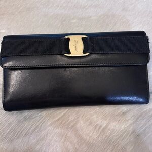 Pre Loved Salvatore Ferragamo Vara kiss lock Leather Long Wallet